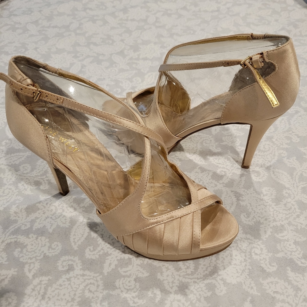 NINE WEST Bumblelion heels champagne gold heels